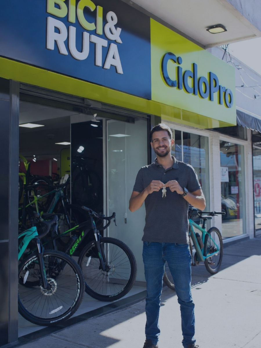 Joven autónomo aprovechando la financiación por la innovación adquiere su primer local gracias a su asesor para emprendedores.