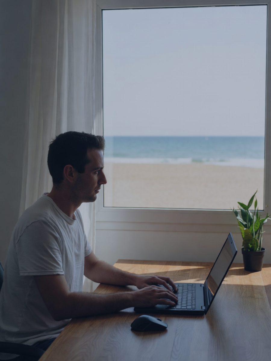 Irlandés teletrabajando desde España sin pagar impuestos excesivos gracias a la Ley Beckham.