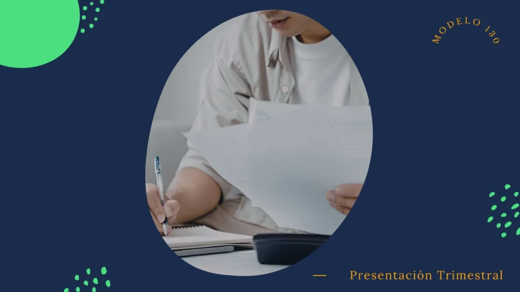 Autónomo revisando sus facturas de gastos e ingresos para la presentación del modelo 130.