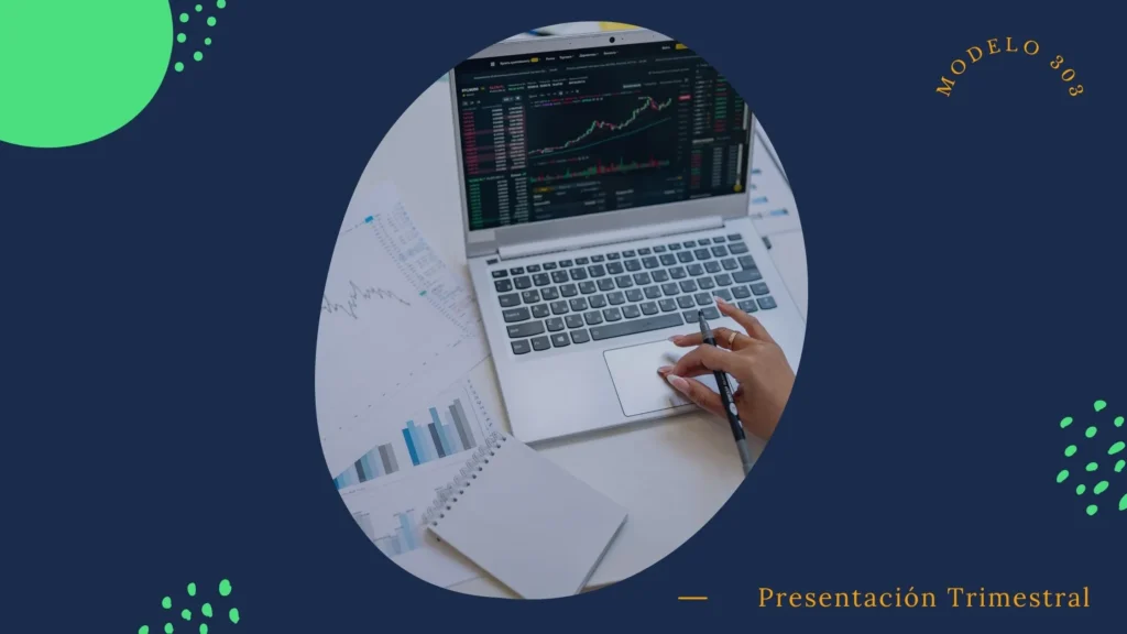 Autónomo frente a ordenador portátil preparando el Modelo 303 con gráficas fiscales en pantalla, en un espacio de trabajo ordenado y luminoso. 