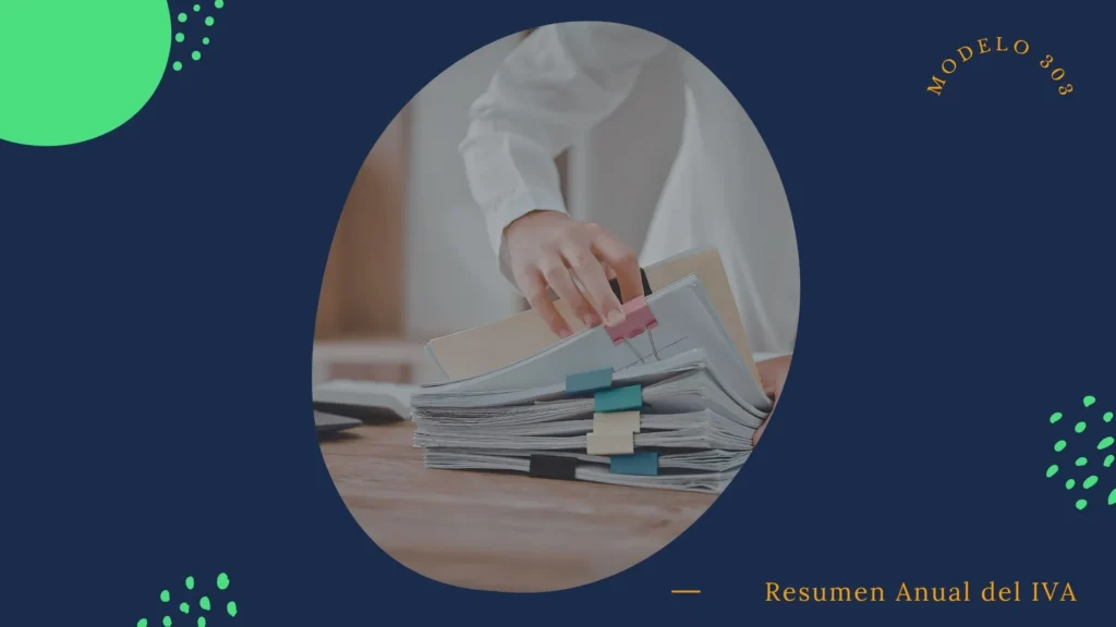 Autónomo con carpetas y documentos del año ordenados sobre la mesa para la presentación del modelo 390, resumen de IVA.